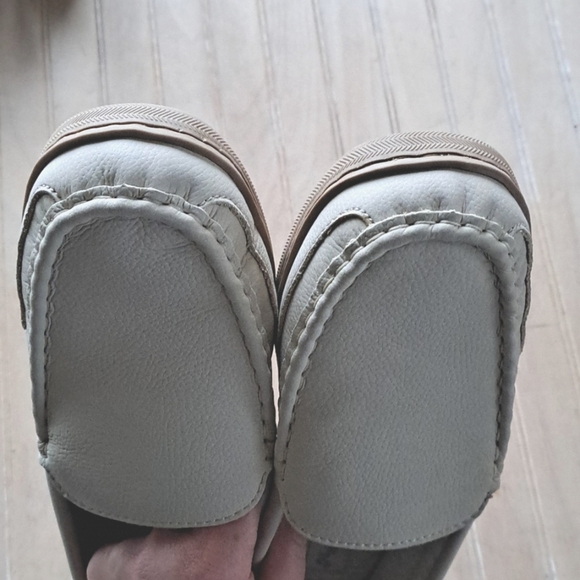 New My Pillow My Slippers Bone Off White Leather Memory Foam Slipper Moccasin - Picture 6 of 8